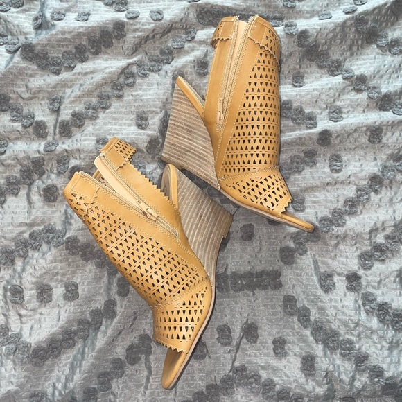 NWOT Wedged Heel, 4-inch wedge heel, open heel & toe, mini triangle cutout - Picture 3 of 6